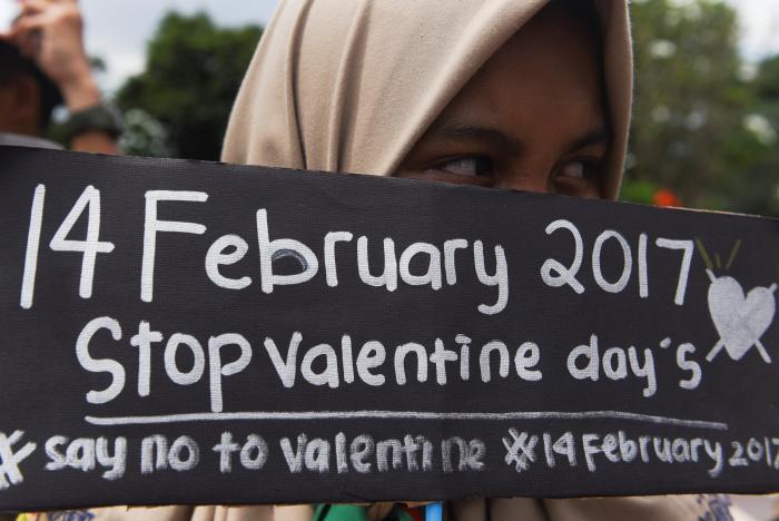 Forbidden love: Valentine`s Day ban for some in Muslim-majority Indonesia